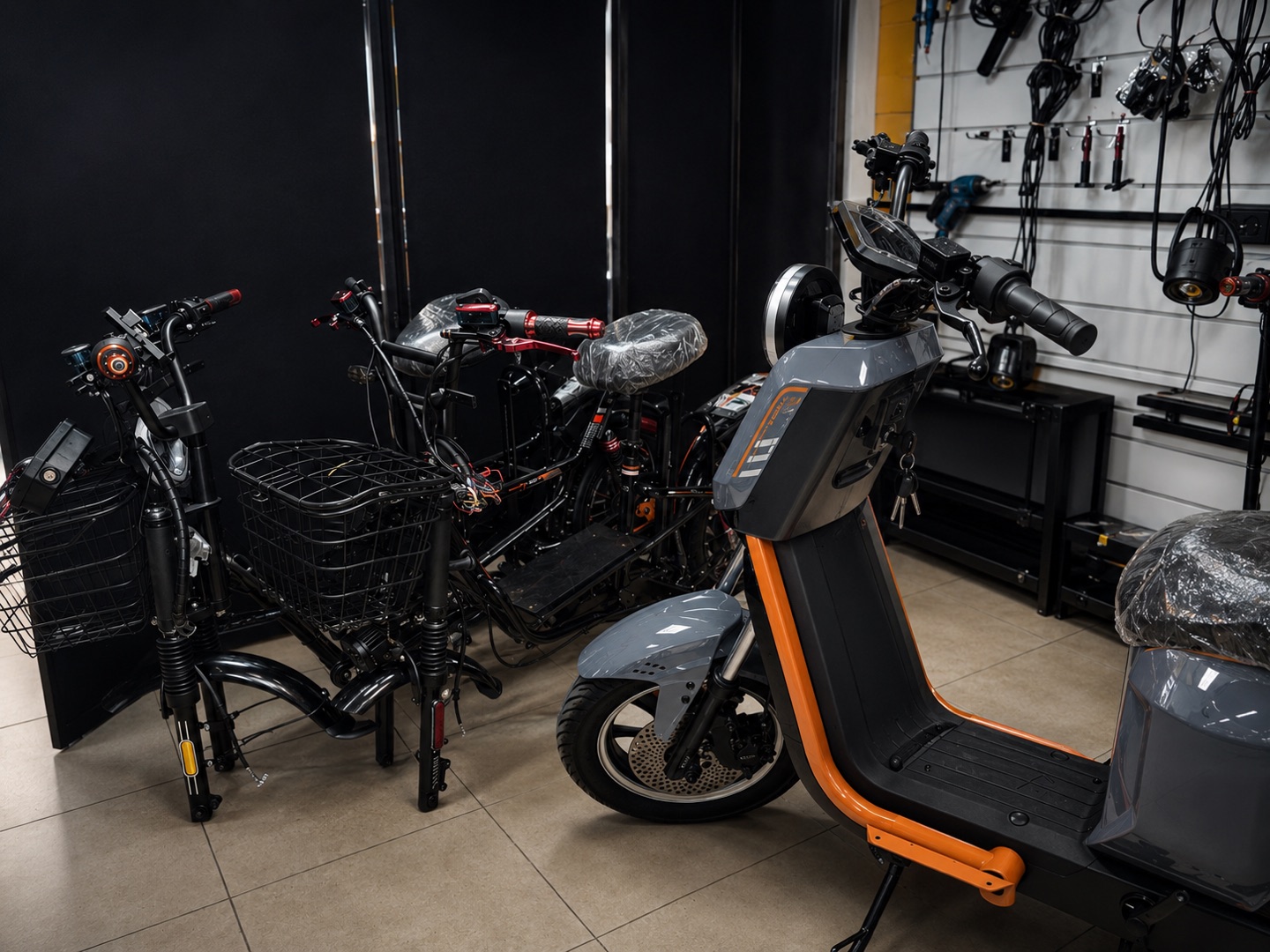 Электроскутеры и электровелосипеды в мастерской EleVelo